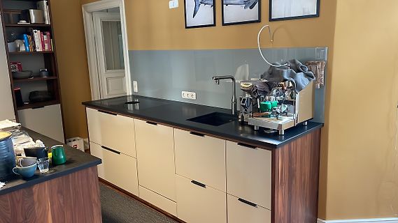 Küchenzeile mit Espressomaschine und Spüle