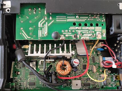 Innenansicht eines elektronischen Geräts mit Leiterplatten