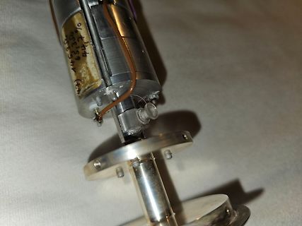 Metallische Bauteile und elektrische Verbindungen