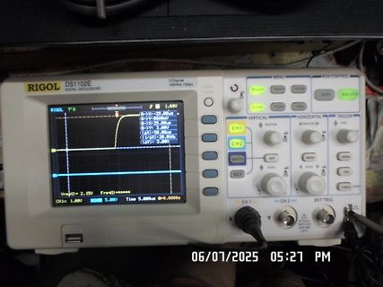 Rigol DS1102E Oszilloskop mit Wellenform auf Display