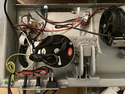 Innenansicht eines elektrischen Geräts mit Verkabelung und Lüfter