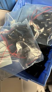 Elektronikbauteile in Plastikbeuteln in einer blauen Kiste