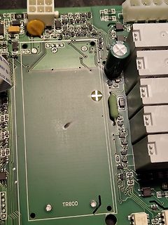 Nahaufnahme einer grünen Leiterplatte mit Bauteilen