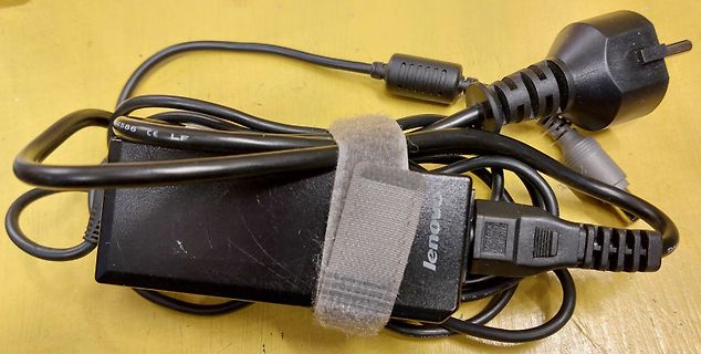 Lenovo Netzteil mit Kabel und Stecker