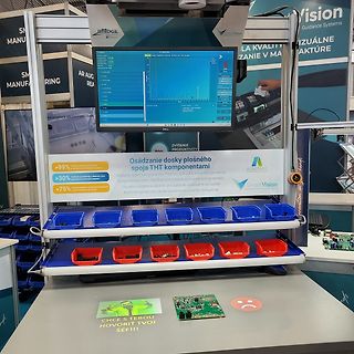 Messstand mit Monitor und Komponentenboxen