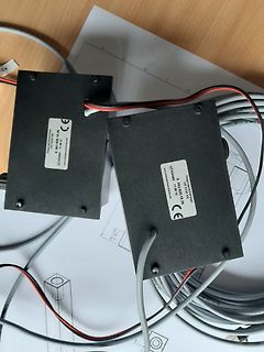 Zwei schwarze Gehäuse mit Kabeln auf Zeichnung