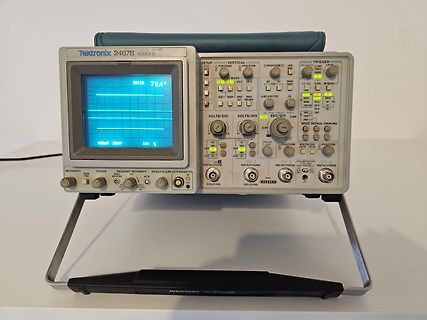 Tektronix 2467B Oszilloskop auf einem Ständer