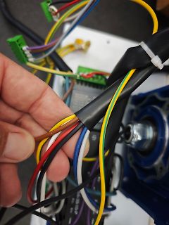 Verdrahtung eines Motors mit Klemmenblöcken