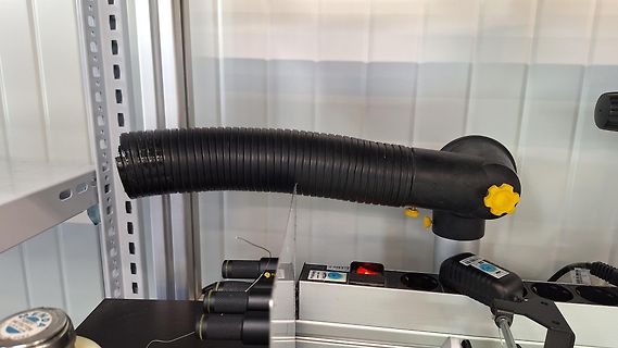 Schwarzer Schlauch und Werkzeuge auf einem Tisch