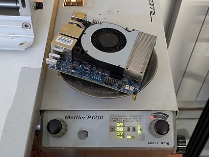 Grafikkarte auf Präzisionswaage