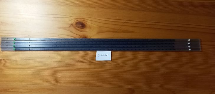 Lochrasterplatine mit Zettel auf Holztisch