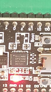 Nahaufnahme einer Leiterplatte mit Silabs CP2102 Chip