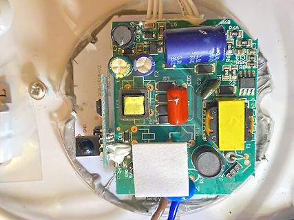 Foto einer Leiterplatte mit elektronischen Bauteilen