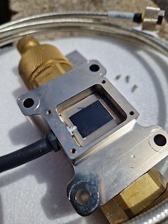 Nahaufnahme eines elektronischen Bauteils mit Metallgehäuse