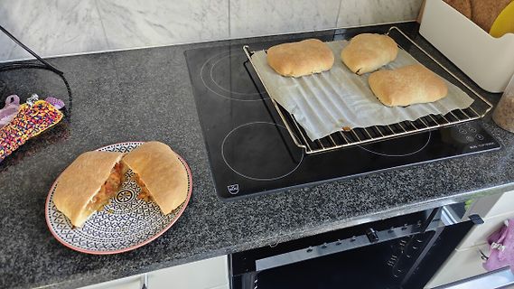 Brot auf Herdplatte und Teller