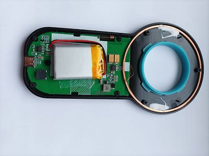 Innenansicht eines elektronischen Geräts mit Akku und Platine