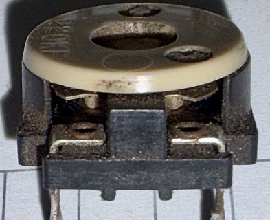 Elektronisches Bauteil, vermutlich ein Leistungsschalter oder Relais