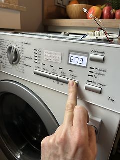Bedienfeld einer Waschmaschine mit Fehlermeldung E73