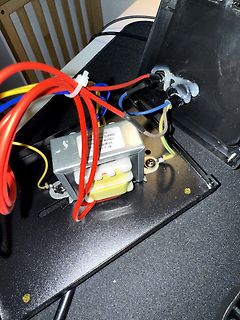 Innenansicht eines Netzteils mit Transformator und Verkabelung