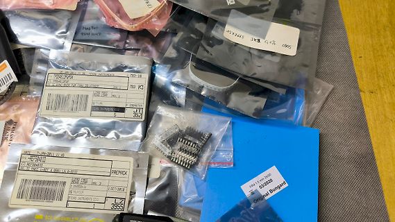 Verschiedene Elektronikbauteile in Plastikbeuteln mit Etiketten