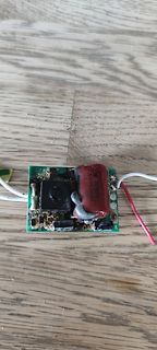 Beschädigte Leiterplatte mit Elektrolytkondensator