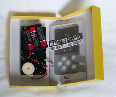 Inhalt eines Bausatzes für ein Block Retro Game