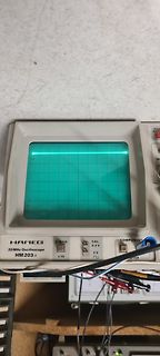 Hameg HM 203-7 Oszilloskop mit horizontaler Linie