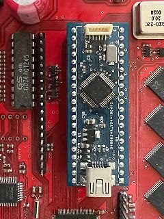 Nahaufnahme einer Leiterplatte mit Mikrocontroller und ICs