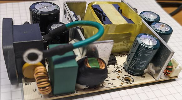Innenansicht eines Schaltnetzteils mit Bauteilen