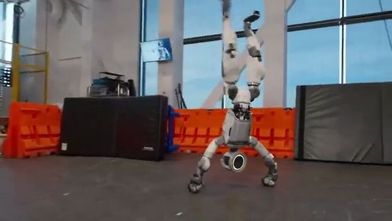 Roboter macht Rückwärtssalto in Werkstatt