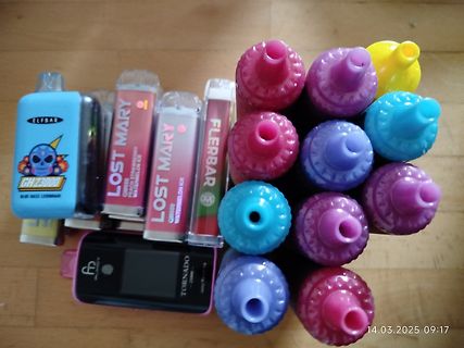 Verschiedene Einweg-E-Zigaretten und E-Liquids