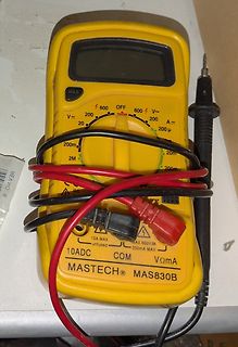 Gelbes Multimeter mit Messleitungen