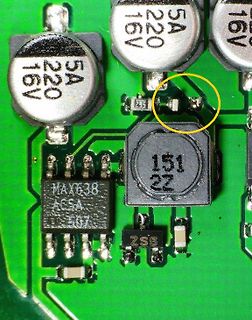 Nahaufnahme einer Leiterplatte mit Elektrolytkondensatoren und ICs