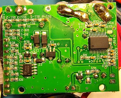 Grüne Leiterplatte mit elektronischen Bauteilen