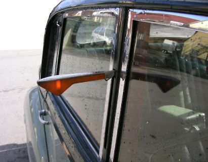Nahaufnahme eines Autospiegels und Fensters