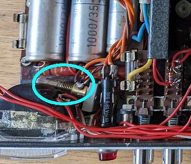 Nahaufnahme einer Leiterplatte mit Elektrolytkondensatoren und Kabeln