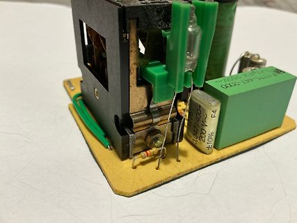 Nahaufnahme elektronischer Bauteile auf Leiterplatte