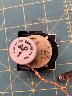 Elektronikbauteil mit handgeschriebener Beschriftung