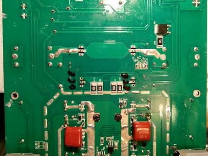 Foto einer grünen Leiterplatte mit elektronischen Bauteilen