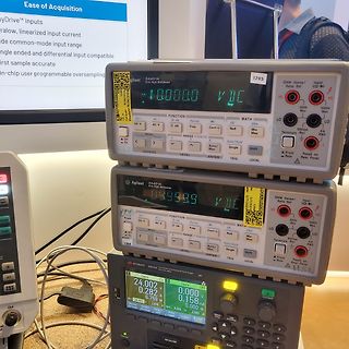 Mehrere digitale Multimeter und ein Netzteil