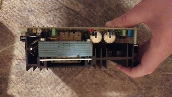 Innenansicht eines elektronischen Geräts mit Kühlkörper