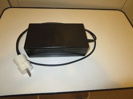 Netzteil mit Stecker auf Tisch