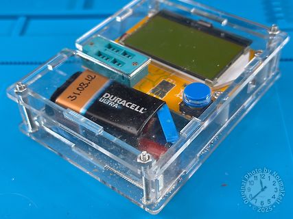 Elektronikprojekt in transparentem Gehäuse mit Display und Batterie