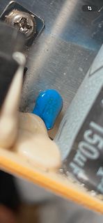 Nahaufnahme eines blauen Kondensators auf Leiterplatte