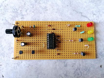 Aufbau auf Lochrasterplatine mit IC und LEDs