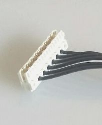 Weißer Flachbandstecker mit schwarzen Kabeln