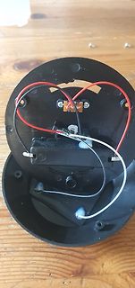 Innenansicht eines elektronischen Geräts mit Verkabelung