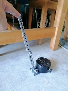 Metallstreifen mit Löchern auf Werkstattuntergrund