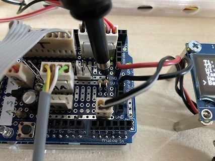Elektronischer Aufbau mit Mikrocontroller und Messspitze
