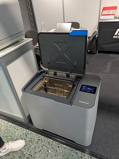 Formlabs 3D-Drucker mit geöffnetem Deckel